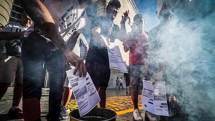 Disoccupati bruciano le bollette in piazza a Napoli