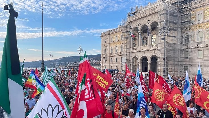 Operai e industriali in piazza insieme a Trieste per la fabbrica di motori