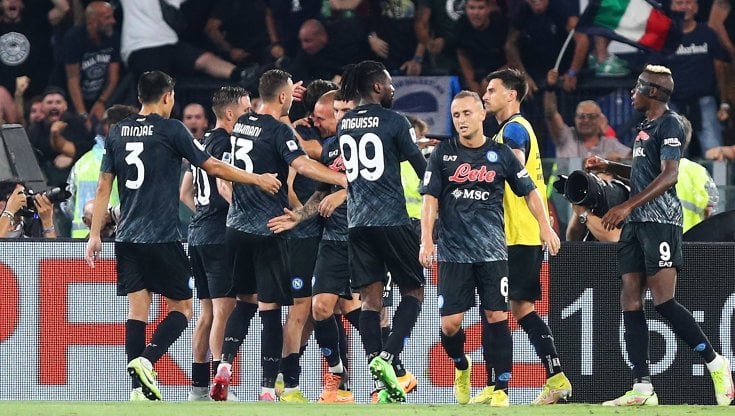 I giocatori del Napoli esultano dopo il gol del 2 a 1 alla Lazio