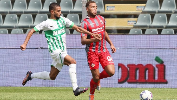 Dessers (maglia grigiorossa) in azione