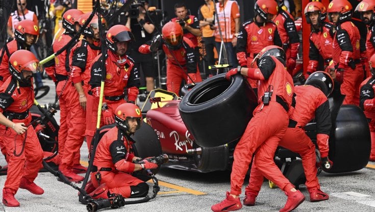 Il pasticcio ai box Ferrari durante la sosta di Carlos Sainz