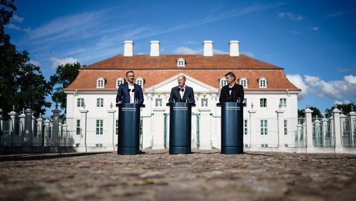 Il ministro delle Finanze Christian Lindner (Fdp), a sinistra, il cancelliere Olaf Scholz (Spd), al centro, e il ministro dell'Economia Robert Habeck (Verdi) al vertice di governo a Meseberg del 31 agosto