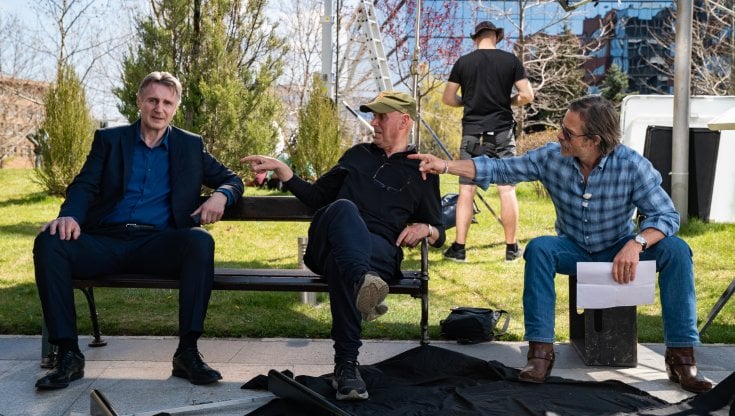 Da sinistra, Liam Neeson, il regista Martin Campbell e Guy Pearce (2022 Open Road Films / Briarcliff Entertainment)