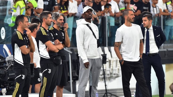 Pogba a bordo campo durante Juventus-Spezia