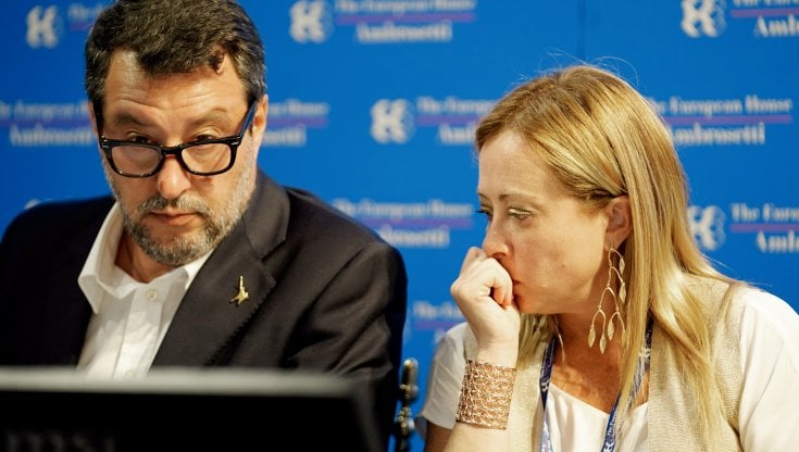 La leader di Fratelli d'Italia Giorgia Meloni con quello della Lega Matteo Salvini sul palco del Forum Ambrosetti di Cernobbio