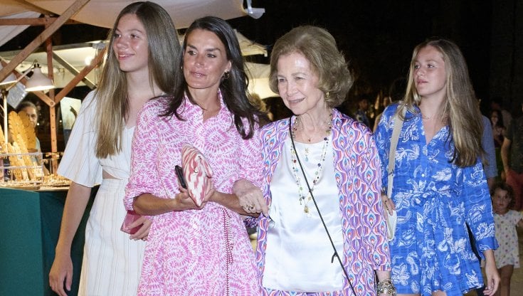 La regina qualche settimana fa&nbsp;a Palma di Maiorca: con lei la suocera, regina emerita Sofia, e le figli&nbsp;Leonor, l&rsquo;erede&nbsp;al trono di 16 anni, accanto alla madre,&nbsp;e Sofia, 15 anni (Carlos Alvarez / Getty Images)