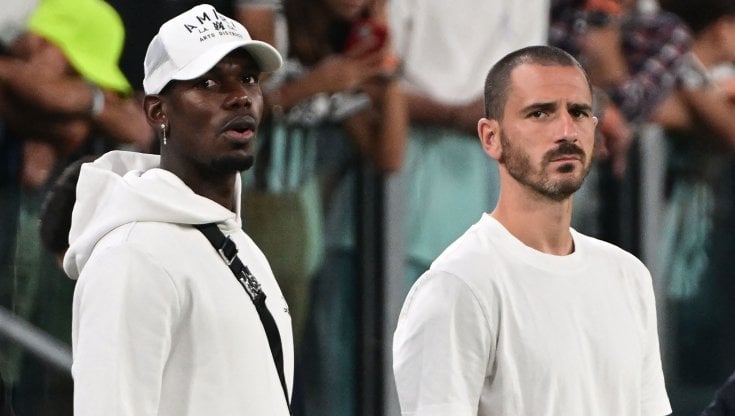 Pogba a bordo campo con Bonucci