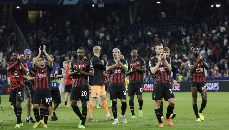 I giocatori del Milan salutano i tifosi al termine della sfida con il Salisburgo