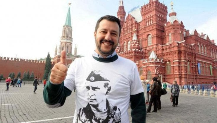 Matteo Salvini a Mosca con indosso la maglietta di Putin