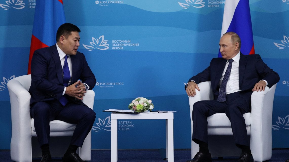 Vladimir Putin con il premier della Mongolia Luvsannamsrain Oyun-Erdene