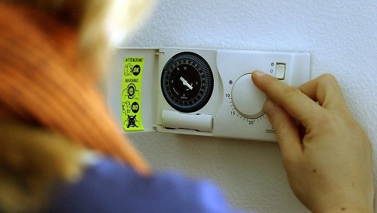 Meno docce, fuoco lento, caloriferi bassi: così le famiglie risparmieranno 607 euro