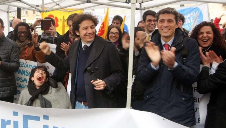Applausi dopo l'approvazione della legge sul biotestamento