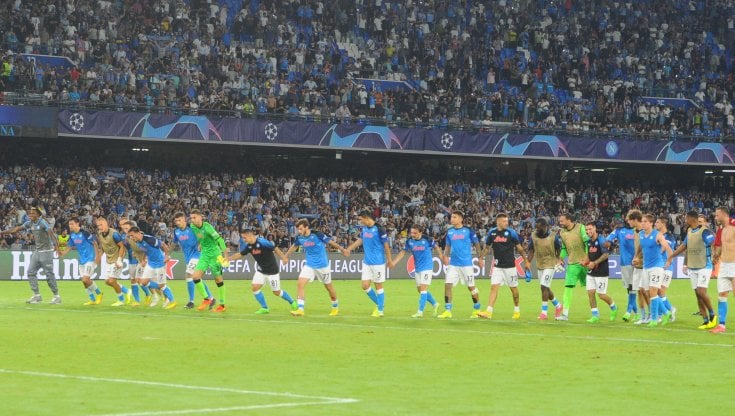 I giocatori del Napoli festeggiano la vittoria contro il Liverpool