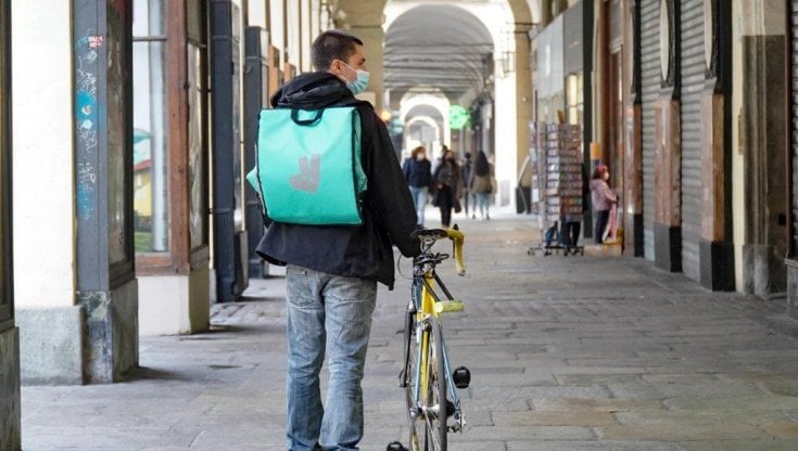 Lavoro, dati Eurostat: in Italia i giovani fanno sempre più fatica a trovare un posto. E la paga è al limite della povertà