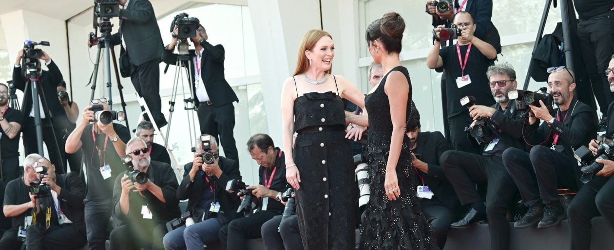 Julianne Moore saluta Penelope Cruz sul tappeto rosso di The eternal daughter