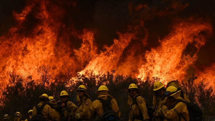 California, allarme incendi. Il Mosquito Fire salta il fiume e crea esso stesso le condizioni metereologiche