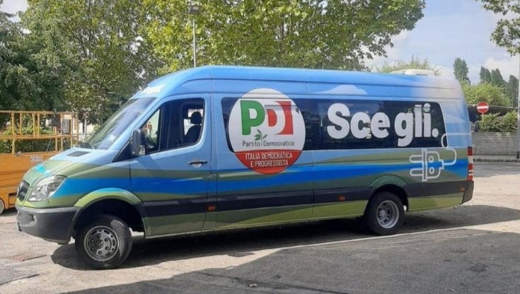 Letta posta la foto dell'eco bus. E Calenda: "Ammazza che brutto, ti hanno rubato i cerchioni!
