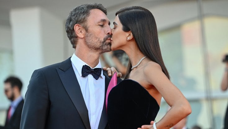Il bacio sul red carpet fra Rocio Munoz Morales e il compagno Raoul Bova