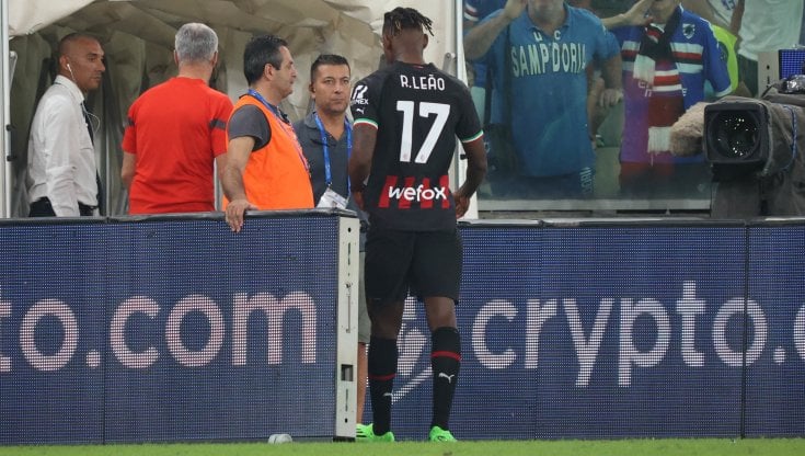 Leao lascia il campo dopo l'espulsione contro la Sampdoria