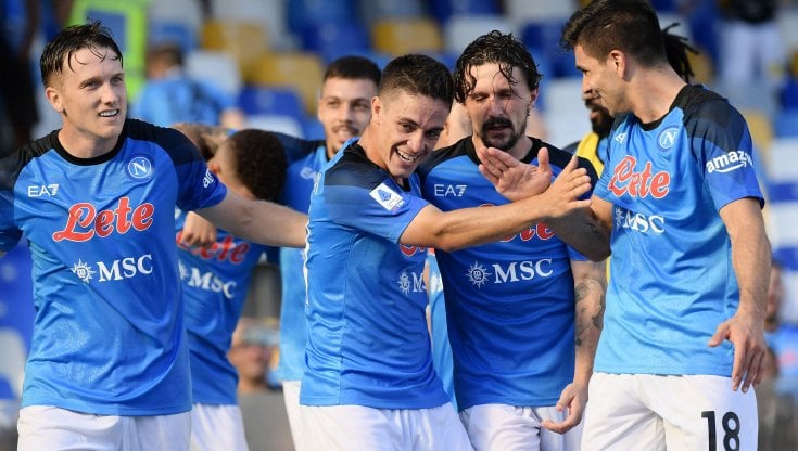 Raspadori festeggiato da Simeone e dagli altri compagni dopo il gol allo Spezia