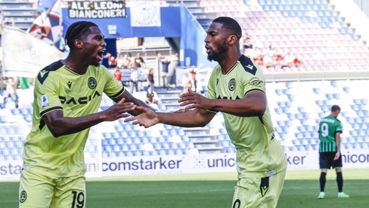 Beto festeggiato dopo il gol del 3 a 1