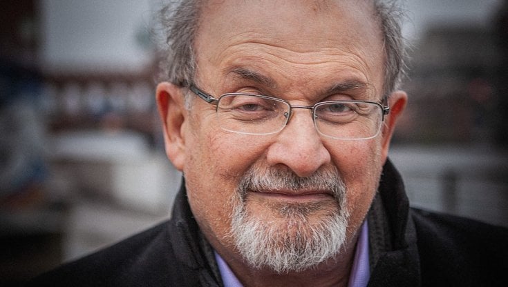Rushdie, a un mese dall'attentato cala il silenzio sulle sue condizioni di salute