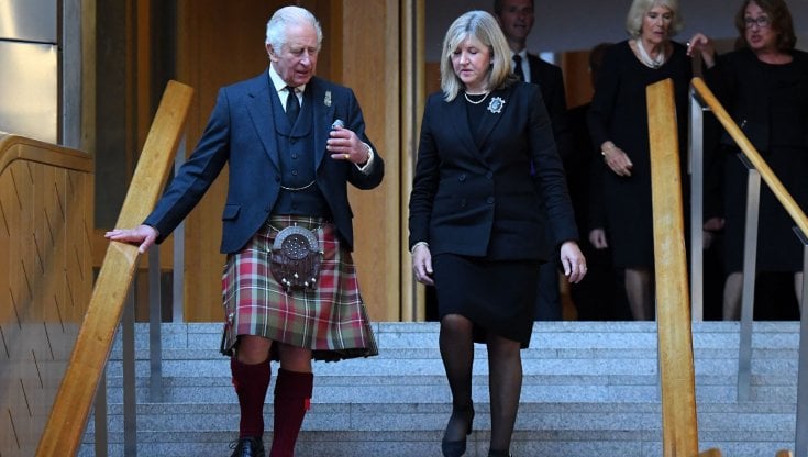 Re Carlo a Westminster: “Seguirò fedelmente l’esempio di mia madre”