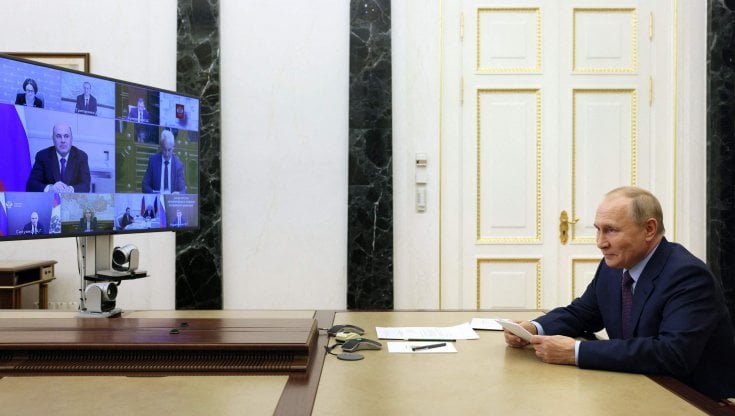 Putin durante un incontro sulla situazione economica al Cremlino