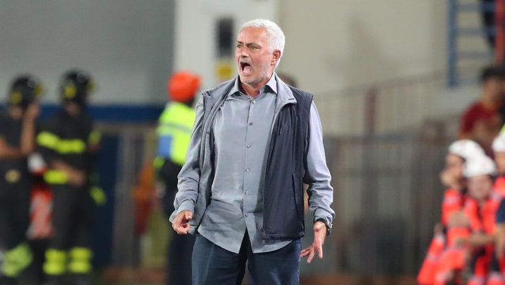 Roma, Mourinho: "La vittoria ci serviva tanto, quei 7' di recupero un'eternità"