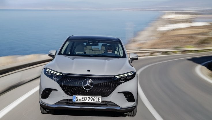 Scossa Mercedes, il super lusso ecologico del Suv EQS