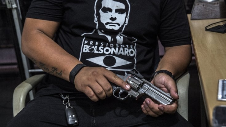Un sostenitore del presidente brasiliano in un negozio di armi. Nel 2018, anno in cui Bolsonaro fu eletto, vennero vendute 40 mila pistole, nel 2021 108 mila. In totale sono 2,3 milioni le armi che circolano in tutto il Paese. Dado Galdieri/Bloomberg via Getty Images
