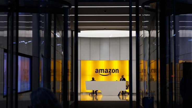 La California porta Amazon in tribunale: "Costringe i rivenditori a tenere alti i prezzi"