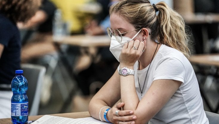 Mascherine all'università, ma non per tutti: ecco gli atenei che hanno deciso di rimettere l'obbligo