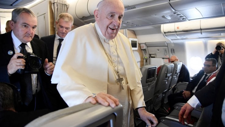 Elezioni, Bergoglio guarda a Mattarella: "No alla politica di basso livello". E sulle armi all'Ucraina: "Difendersi è amore di patria"