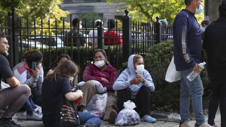  Il governatore del Texas spedisce decine di migranti a casa di Kamala Harris