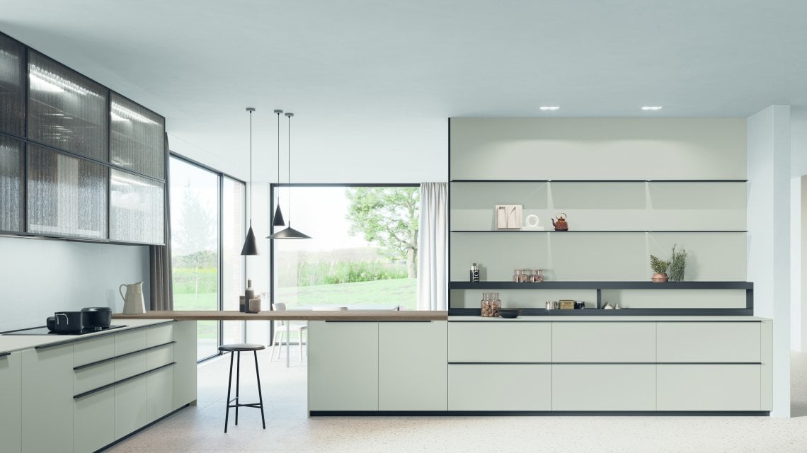 Cucina Tratto_10 composta da proposte ecosostenibili dell&rsquo;allestimento Gaia: il PET riciclato di basi e boiserie in finitura Pechino, l&rsquo;impiallacciato travi rovere safari del piano snack, il vetro millerighe e l&rsquo;alluminio delle ante Teca, le alzate da piano Modus in alluminio 100% riciclabile
