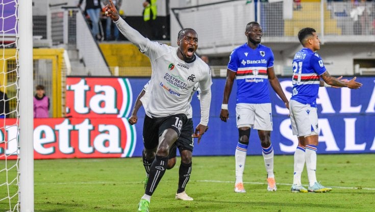 Nzola esuta dopo il gol vittoria