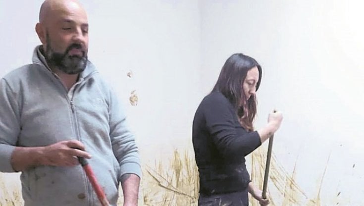 Debora e Samuele al lavoro nel fango della loro casa