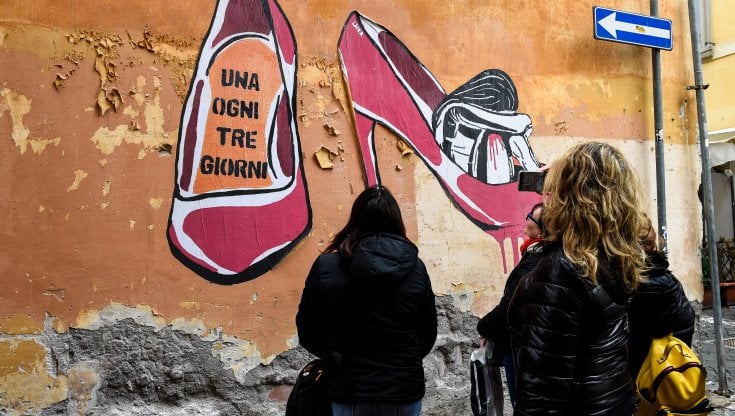 Un murale della street artist Laika a Roma(Mondadori portfolio)