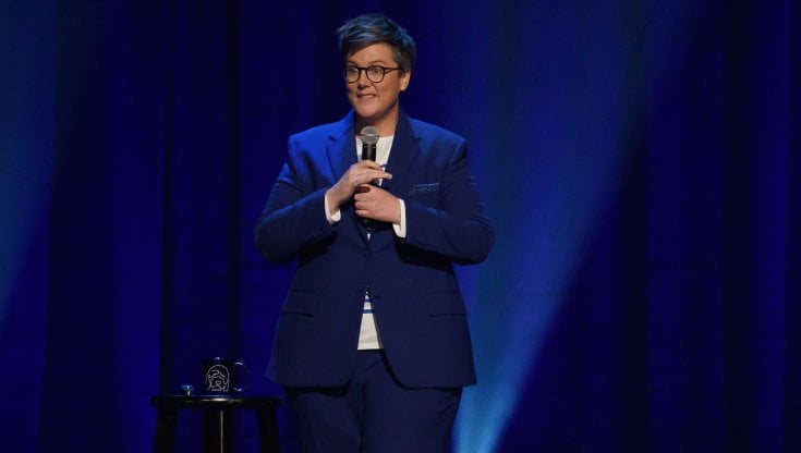 Hannah Gadsby, 44 anni, in un momento&nbsp;dello spettacolo Douglas, disponibile sulla piattaforma Netflix insieme a Nanette