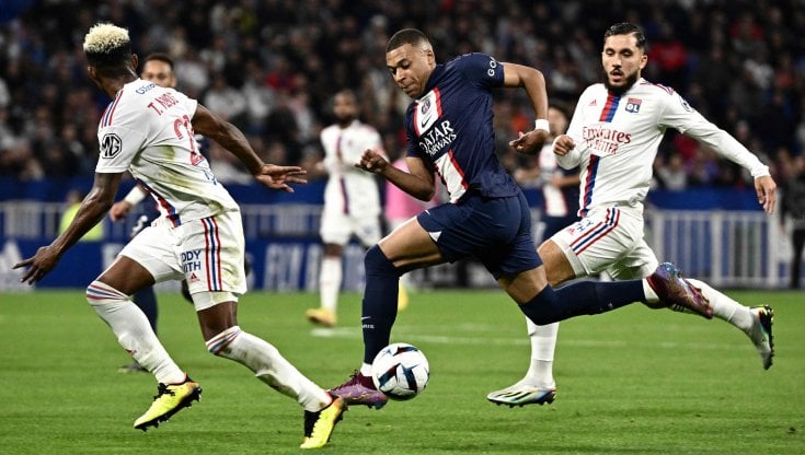 Mbapp&eacute; in azione contro il Lione