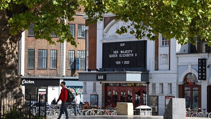 Al cinema per seguire i funerali di Elisabetta: "Ci sembra di essere a Westminster"