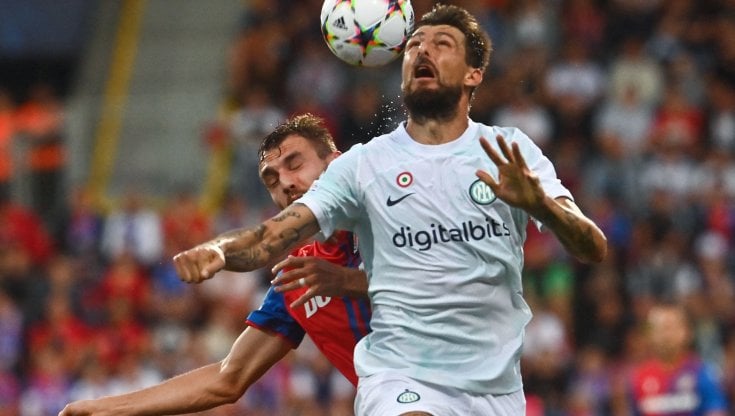 Acerbi in azione con la maglia dell'Inter