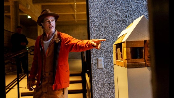Brad Pitt indica una delle sue sculture