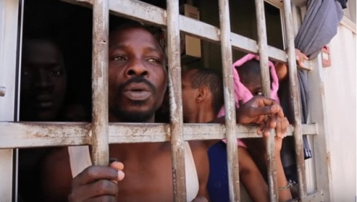 Migranti, dall’incubo delle carceri in Libia alle speranze che si accendono in Ruanda: evacuati 103 richiedenti asilo dalle galere  