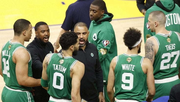 Coach Udoka durante un time out