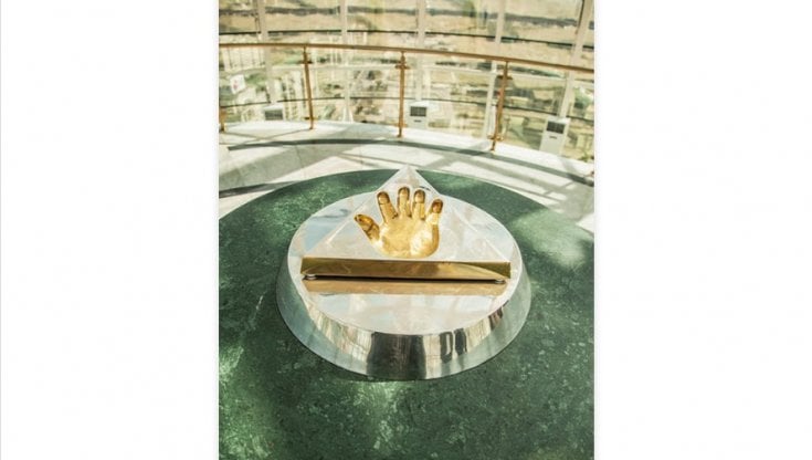 Il calco della mano dell'ex presidente Nazarbayev in cima alla torre Baiterek di Astana