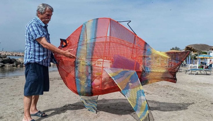 Giorgino Mariano Strazzeri, presidente del Villaggio dei Pescatori, con il pesce &ldquo;mangiaplastica&rdquo;&nbsp; (Gabriella Saba)&nbsp;