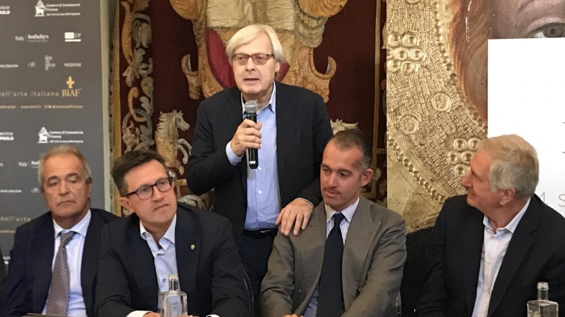Vittorio Sgarbi durante l&rsquo;inaugurazione, con il sindaco Dario Nardella e Fabrizio Moretti, segretario  generale della Biaf