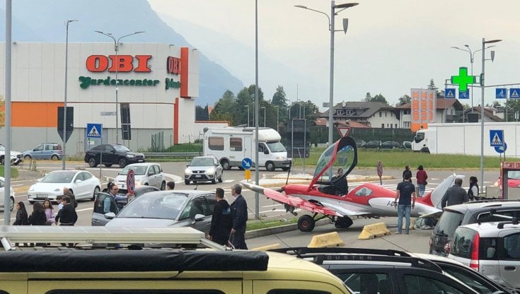 Bolzano, ultraleggero atterra sul piazzale di un ipermercato: 5 feriti lievi
